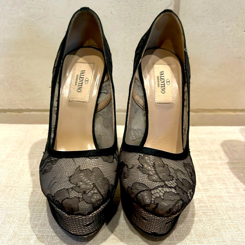 Valentino Garavani Black Lace Peep-Toe Pumps – Size 36.5